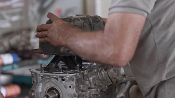 Механічна Установка Картерної Обкладинки Відремонтованого Автомобільного Двигуна — стокове відео