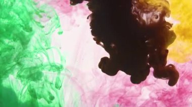 Su Görüntülerinde Renkli Boya Damlaları.