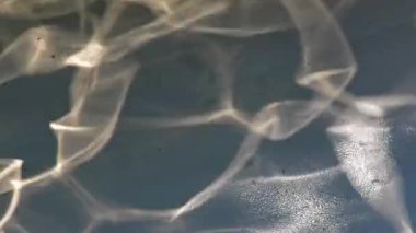 Güneş Işıklarının Dans Arkaplanı Su Görüntülerine Yansıyor.