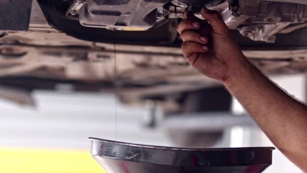 在维修车间的车用发动机中更换磨损的黑油滤清器 — 图库视频影像