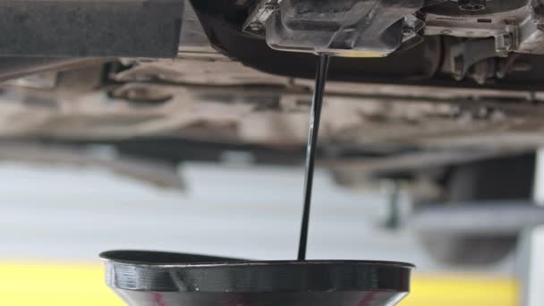 Канализация Изношенной Черной Нефти Автомобильного Двигателя Ремонтной Мастерской — стоковое видео