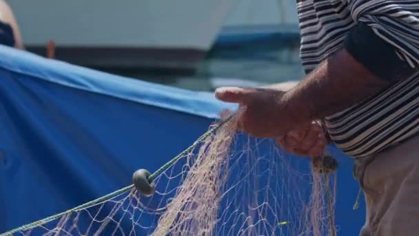 Rybáři Při Práci Čištění Rybářských Sítí Záběry — Stock video