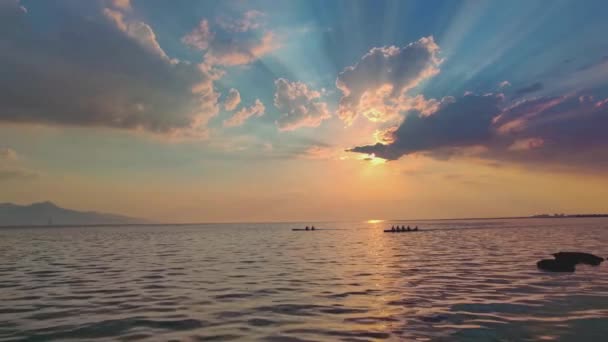 Dragon Boat Teamwork Træning Det Magiske Hav Ved Solnedgang Optagelser – Stock-video