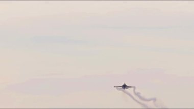 IZMIR, TURKIYE - 9 Eylül 2023 Türk Hava Kuvvetleri Generali Dinamik F-16C Falcon SoloTurk (4R-23) İzmir üzerinde Kurtuluş Günü Hava Kuvvetleri Görüntüleri Aerobatik Gösterisi.