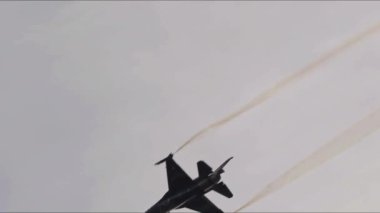 IZMIR, TURKIYE - 9 Eylül 2023 Türk Hava Kuvvetleri Generali Dinamik F-16C Falcon SoloTurk (4R-23) İzmir üzerinde Kurtuluş Günü Hava Kuvvetleri Görüntüleri Aerobatik Gösterisi.