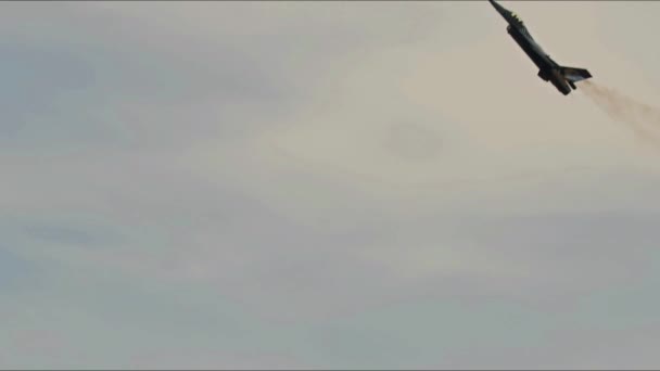 Izmir Turkiye 2023年9月9日土耳其空军通用动力F 16C与猎鹰Soloturk 战斗机在伊兹密尔市上空的空降示威解放日空军的图像 — 图库视频影像