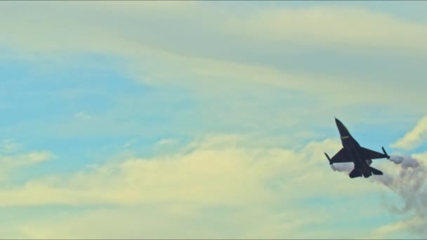 Izmir Turkiye 2023年9月9日土耳其空军通用动力F 16C与猎鹰Soloturk 战斗机在伊兹密尔市上空的空降示威解放日空军的图像 — 图库视频影像