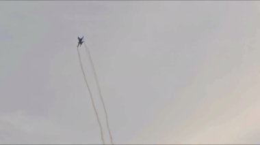 IZMIR, TURKIYE - 9 Eylül 2022 Türk Hava Kuvvetleri Generali Dinamik F-16C Falcon SoloTurk (4R-23) İzmir üzerinde Kurtuluş Günü Hava Kuvvetleri Görüntüleri Aerobatik Gösterisi.