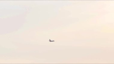 IZMIR, TURKIYE - 9 Eylül 2022 Türk Hava Kuvvetleri Generali Dinamik F-16C Falcon SoloTurk (4R-23) İzmir üzerinde Kurtuluş Günü Hava Kuvvetleri Görüntüleri Aerobatik Gösterisi.