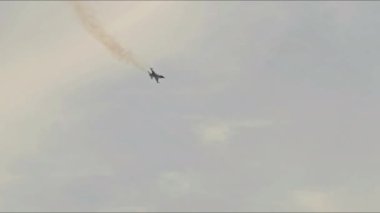 IZMIR, TURKIYE - 9 Eylül 2022 Türk Hava Kuvvetleri Generali Dinamik F-16C Falcon SoloTurk (4R-23) İzmir üzerinde Kurtuluş Günü Hava Kuvvetleri Görüntüleri Aerobatik Gösterisi.