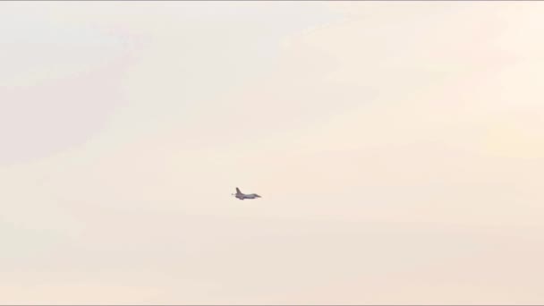 Izmir Turkieye 2022年9月9日トルコ空軍一般ダイナミクスF 16C戦闘ファルコンソロトルク 解放中のイズミル市上空での空力デモ空軍映像 — ストック動画
