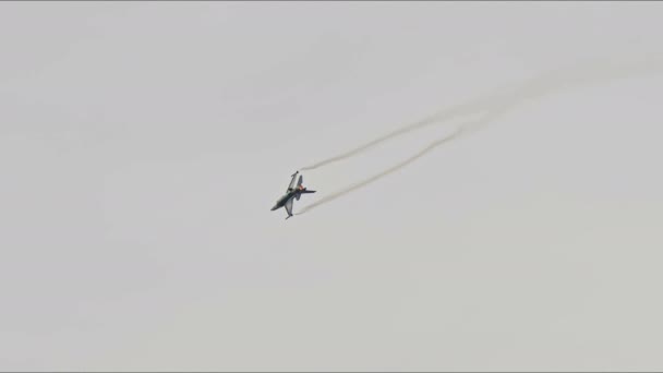 Izmir Turkieye 2022年9月9日トルコ空軍一般ダイナミクスF 16C戦闘ファルコンソロトルク 解放中のイズミル市上空での空力デモ空軍映像 — ストック動画