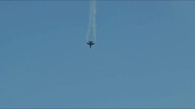 IZMIR, TURKIYE - 9 Eylül 2023 Türk Hava Kuvvetleri Generali Dinamik F-16C Falcon SoloTurk (4R-23) İzmir üzerinde Kurtuluş Günü Hava Kuvvetleri Görüntüleri Aerobatik Gösterisi.