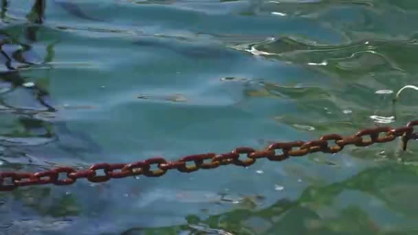 Maillons Chaîne Rouillés Sur Eau Mer Turquoise — Video