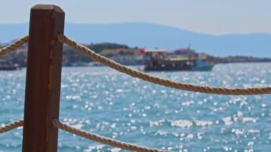 Pier Halat Çekiminin Önünde Yaz Gezisi Teknesi Geçiyor.