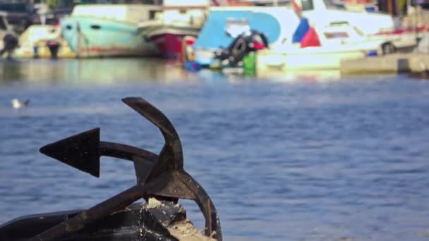 Αγκυροβόλιο Στο Σκάφος Fishing Port Πλάνα — Αρχείο Βίντεο