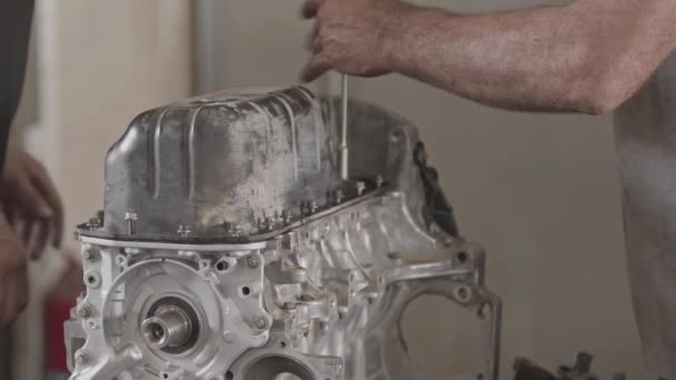 Tamir Edilmiş Araba Motor Parçaları Atölye Görüntüsünde Birleştiriliyor — Stok video