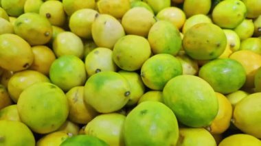 Market Stall 'daki Taze Limon Yığını.