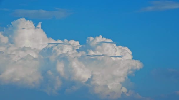天空背影 中的蓬松积雨云 — 图库视频影像