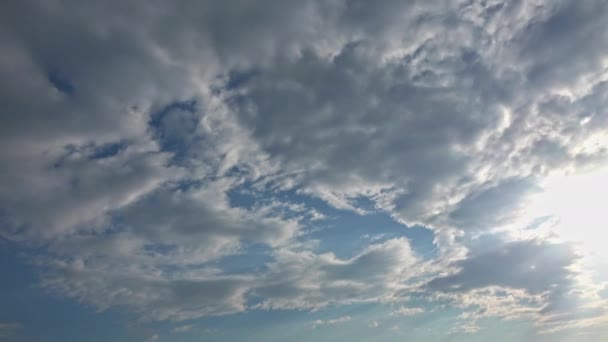 Yağmurlu Mevsim Çekimleri Sırasında Gökyüzünde Pamuk Bulutları — Stok video