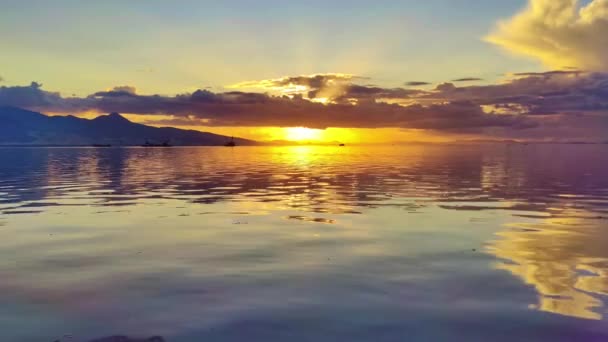 Apusul Soarelui Culori Fantastice Oceanul Munții Navele Horizon Footage — Videoclip de stoc