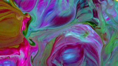 Bu stok videosu, sütün karışık renkli bir boyayla tanıştırıldığında ne olduğunu gösteriyor. Renkler kıvrılır ve yeni boya gölgeleri oluşturur yavaş yavaş bilye karışımına akar. Metin ve grafik ekleyerek bu soyut arkaplanı kullan,