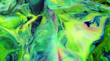 Bu stok videosu, sütün karışık renkli bir boyayla tanıştırıldığında ne olduğunu gösteriyor. Renkler kıvrılır ve yeni boya gölgeleri oluşturur yavaş yavaş bilye karışımına akar. Metin ve grafik ekleyerek bu soyut arkaplanı kullan,