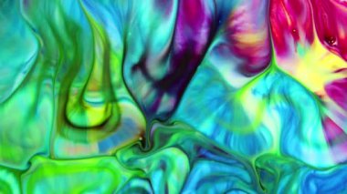 Bu stok videosu, sütün karışık renkli bir boyayla tanıştırıldığında ne olduğunu gösteriyor. Renkler kıvrılır ve yeni boya gölgeleri oluşturur yavaş yavaş bilye karışımına akar. Metin ve grafik ekleyerek bu soyut arkaplanı kullan,