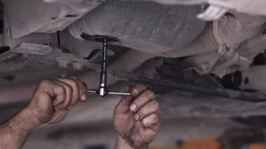 Oto Tamir Dükkanı Yağ Kapağı Görüntülerini Açıyor.