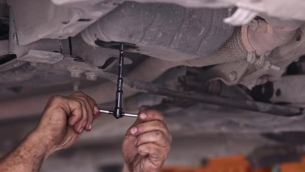 Car Repair Shop Opening Transmission Oil Cap Footage — Stock Video