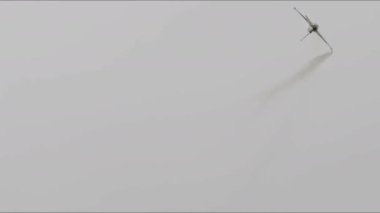 IZMIR, TURKIYE - 9 Eylül 2023 Türk Hava Kuvvetleri Generali Dinamik F-16C Falcon SoloTurk (4R-23) İzmir üzerinde Kurtuluş Günü Hava Kuvvetleri Görüntüleri Aerobatik Gösterisi.