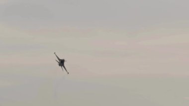 IZMIR, TURKIYE - 9 Eylül 2023 Türk Hava Kuvvetleri Generali Dinamik F-16C Falcon SoloTurk (4R-23) İzmir üzerinde Kurtuluş Günü Hava Kuvvetleri Görüntüleri Aerobatik Gösterisi.