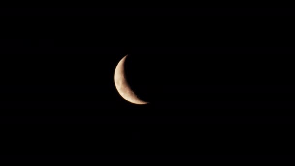 Magnífica Luna Creciente Oscuro Cielo Nublado Imágenes — Vídeo de stock