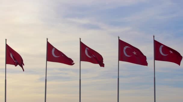 Turecké Vlajky Vlnící Pólech Záběru Oblačné Oblohy — Stock video