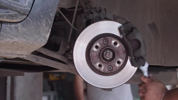 螺杆收缩压车用制动盘垫修补 — 图库视频影像