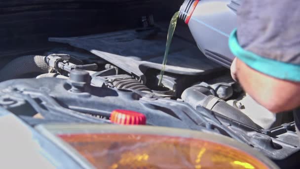 Bil Motor Olja Hälla Från Gray Canister Reparation Shop Bilder — Stockvideo