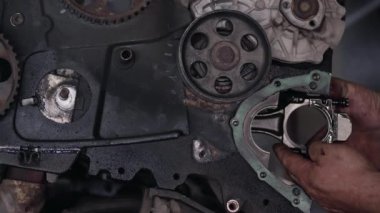 Araba Tamircisi Piston Bağlantı Çubuğu Eski Araba Motoru Görüntülerini Onardı.