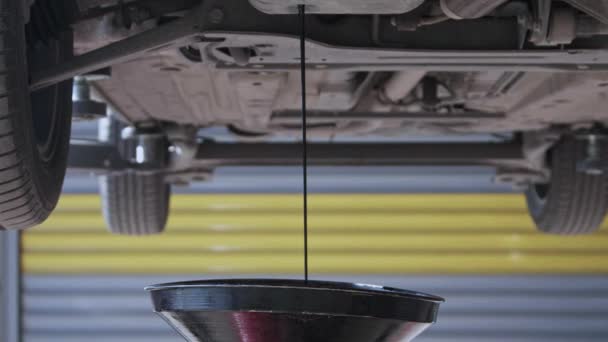 Óleo Drenagem Motor Carro Preto Velho Filmagem Loja Reparação — Vídeo de Stock
