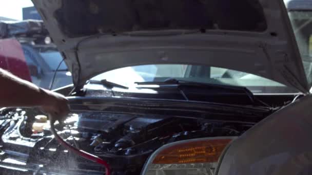 Миття Очищення Відремонтованого Автомобільного Двигуна Хімікатами Під Час Обслуговування Ремонтному — стокове відео