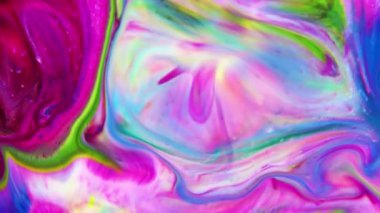 Psikedelik renkli renkli resimlerle soyut bir arkaplan. Sıvı boyanın hareket edip yavaşça kaymasıyla organik etki. Dönüyor ve yayılıyor.