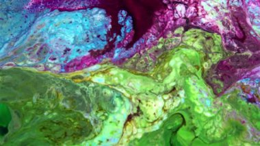 Psikedelik renkli renkli resimlerle soyut bir arkaplan. Sıvı boyanın hareket edip yavaşça kaymasıyla organik etki. Dönüyor ve yayılıyor.