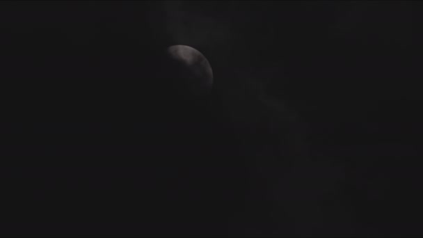 Chmury Mijające Przed Jasną Pełnią Księżyca Ciemnym Nagraniu Nocy — Wideo stockowe