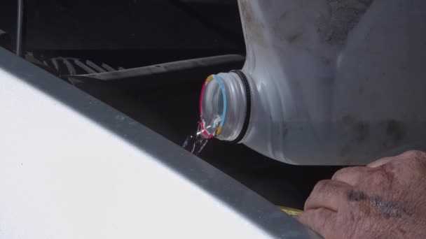 Auto Mecânico Derramando Água Enchimento Radiador Resfriamento Filmagem Oficina — Vídeo de Stock