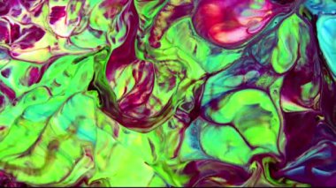 Psikedelik renkli renkli resimlerle soyut bir arkaplan. Sıvı boyanın hareket edip yavaşça kaymasıyla organik etki. Dönüyor ve yayılıyor.