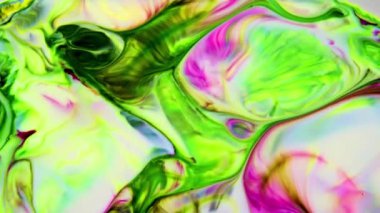 Psikedelik renkli renkli resimlerle soyut bir arkaplan. Sıvı boyanın hareket edip yavaşça kaymasıyla organik etki. Dönüyor ve yayılıyor.