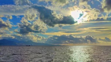 Harika Deniz Burnu Bulutlu Gün ve Martı Uçan Görüntüler.