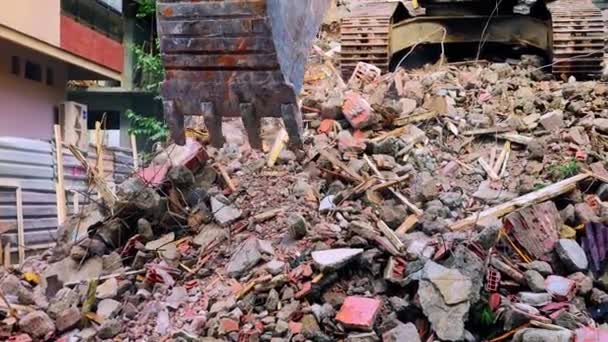 Excavadora Eliminando Escombros Construcción Vieja — Vídeo de stock