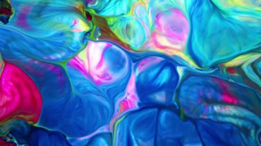 Yavaş çekimde yayılan koyu renkli boya karışımının yakın çekimi. Harmanlandıklarında, bu renkler hareket grafiklerinde ve özel görsel efektlerde organik bir arka plan olarak kullanılabilecek güzel bir doku dizaynı oluştururlar..