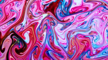 Yavaş çekimde yayılan koyu renkli boya karışımının yakın çekimi. Harmanlandıklarında, bu renkler hareket grafiklerinde ve özel görsel efektlerde organik bir arka plan olarak kullanılabilecek güzel bir doku dizaynı oluştururlar..