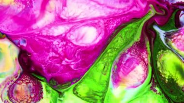 Karıştırıcıda kaynamış çok renkli boya karışımının yakın plan görüntüsü. Birçok video projesinde kullanılabilecek benzersiz bir soyutlama oluştururlar, arka plan olarak ya da bileşik element olarak..